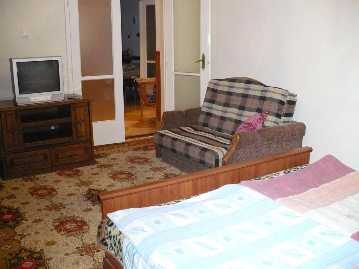 Kitty Apartman Apartment มิชโคลซ์ ภายนอก รูปภาพ